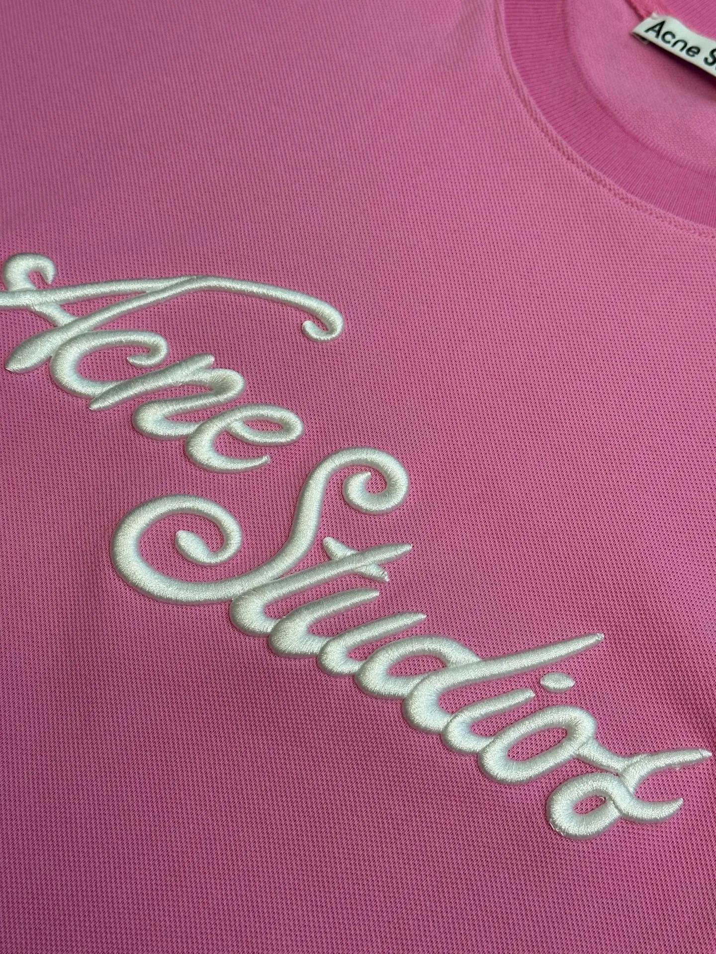 Ac Studios embroidered logo long sleeves are made of custom matte luxury piqué cotton, with the iconic embroidered logo engraved on the chest, and the same logo on the hem subtly echoes. The minimalist silhouette hides high-end recognition. Using imported machine embroidery technology, advanced computer control systems and precision mechanical components are used to achieve the Ac Studios logo work. size：s m l xl